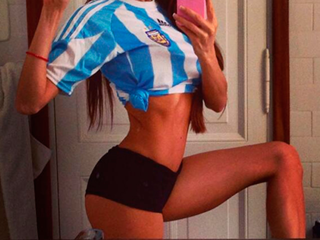 Hermosa escort argentina posando frente a un espejo
