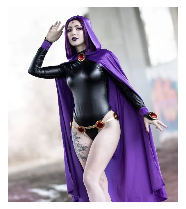 Chica haciendo cosplay de Raven, vista de frente
